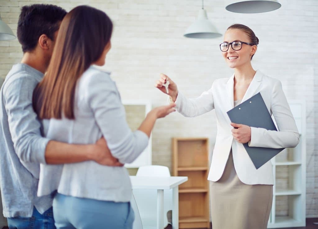 Remises des clés à un couple par un agent