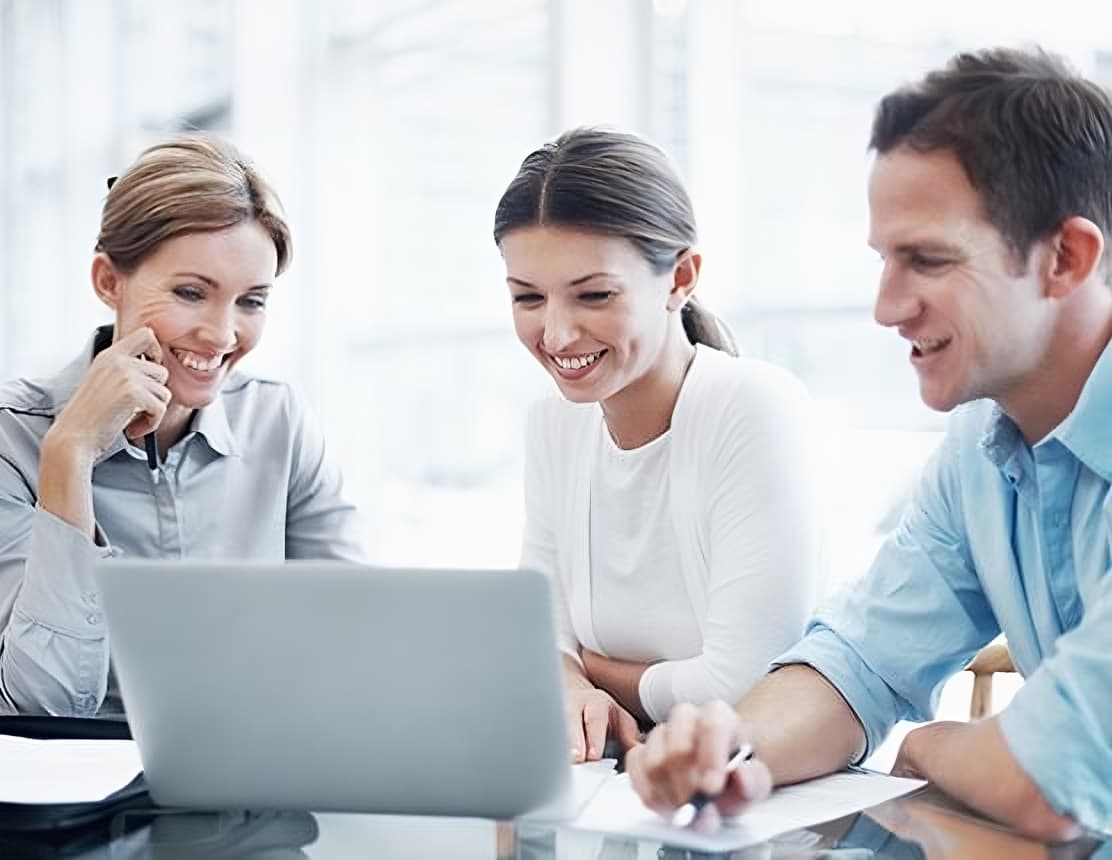 Couple cherchant un logement auprès d'une agence
