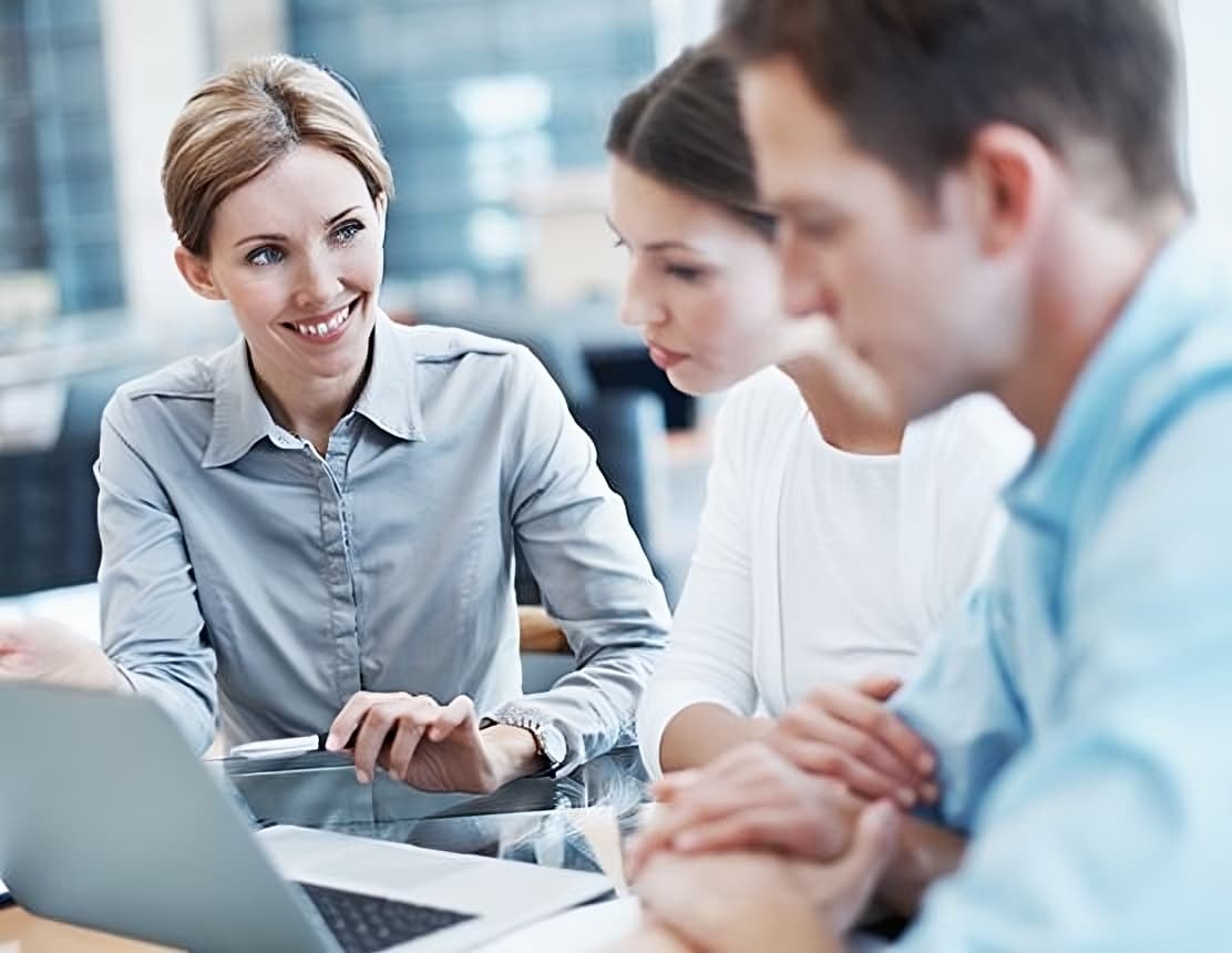 Couple durant un entretien bancaire avec une conseillère